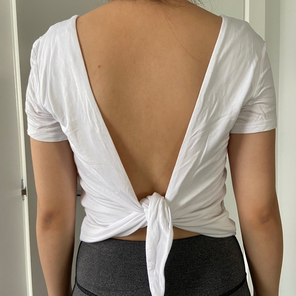 Aritzia - Babaton Amalie Open-Back T-Shirt